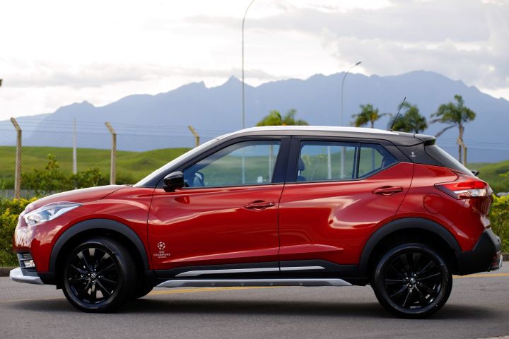 Kicks UEFA vermelho de lateral chapada na fábrica da Nissan