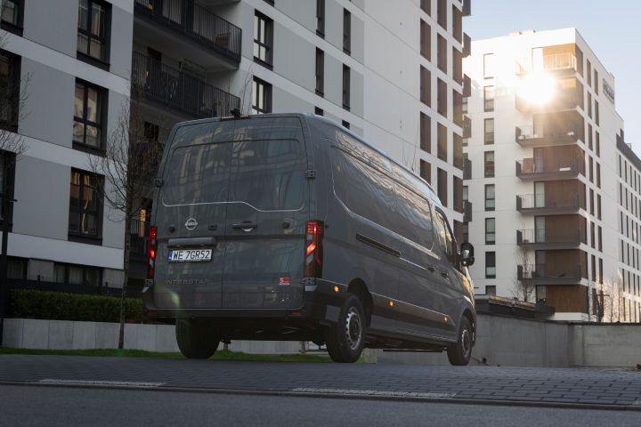 Statyczne ujęcie tyłu nadwozia Nissan Interstar LCV