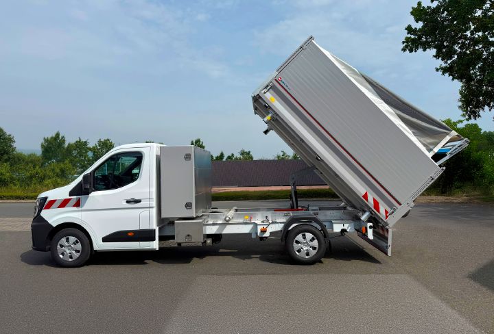 Seitenansicht vom Nissan Interstar Drei-Seiten-Kipper mit nach hinten aufgestelltem Aufbau