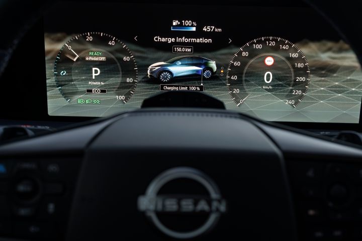Anzeige auf dem Fahrerinformationsdisplay hinter dem Lenkrad im Interieur des Nissan LEAF