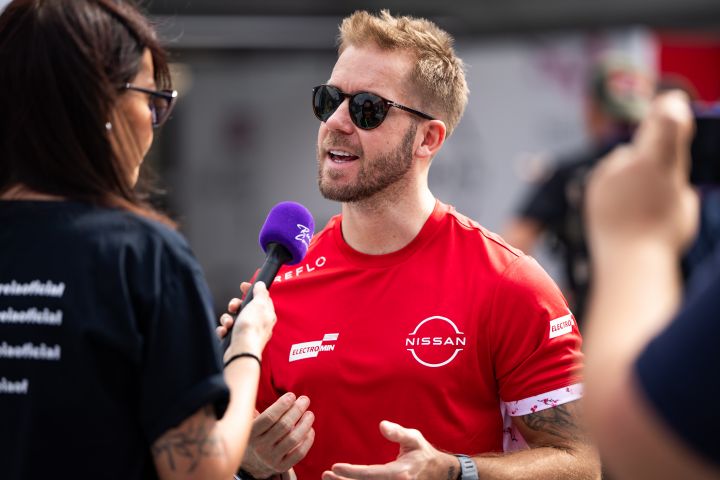 Sam Bird trägt sein rotes Team-T-Shirt während eines Interviews in São Paulo.