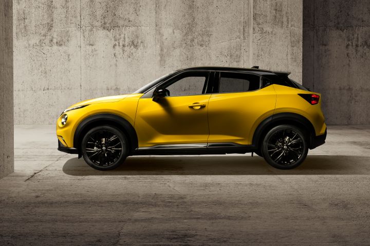 Gelber Nissan Juke Seitenansicht auf hellem Untergrund