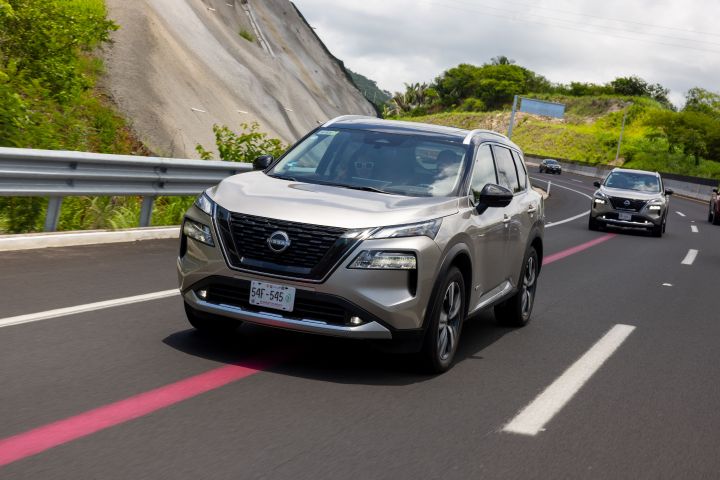 Dos Nissan X‑Trail ePOWER color gris volcánico, circulando por la autopista.