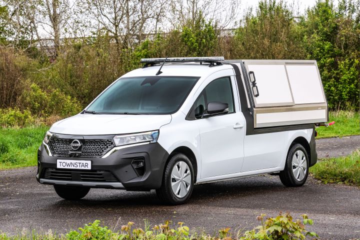 Nissan Townstar EV Kastenwagen Aufbau Müllsammelfahrzeug schräg von vorne