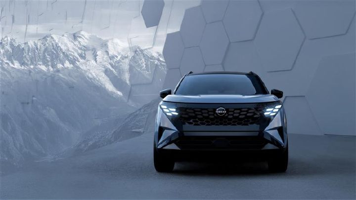 With a geometric-patterned wall and a snowy landscape in the background, an X‑Trail / Rogue is shown stationary, facing directly forward in a calm, subdued setting.