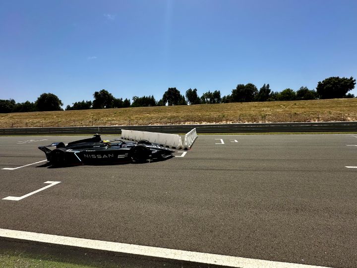 Oliver Rowland auf der Rennstrecke im schwarz folierten GEN4-Rennwagen des Nissan Formula E Teams