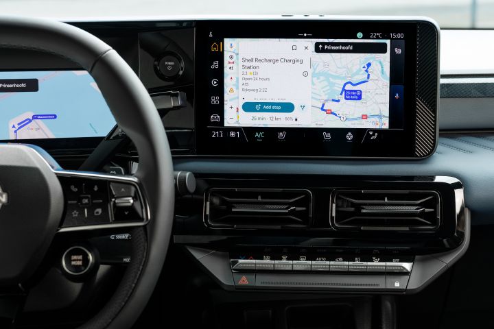 Auf dem zentralen Infotainmentbildschirm im Innenraum des Nissan Micra sieht man die Navigation zu einer Ladesäule