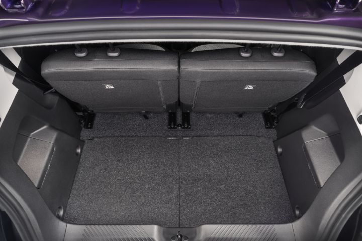 Blad met automotive conceptschetsen van futuristische auto-ontwerpen, gezien van voren, opzij, van achteren en in driekwartaanzicht. Paarse en zwarte voertuigen hebben witte draadmodelcontouren, schaakbordaccenten, aerodynamisch koetswerk, extra grote wielen en opvallende gestileerde belettering op een zwarte achtergrond.