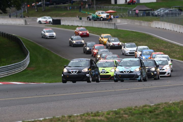 Plusieurs Nissan Micra en course sur le parcours