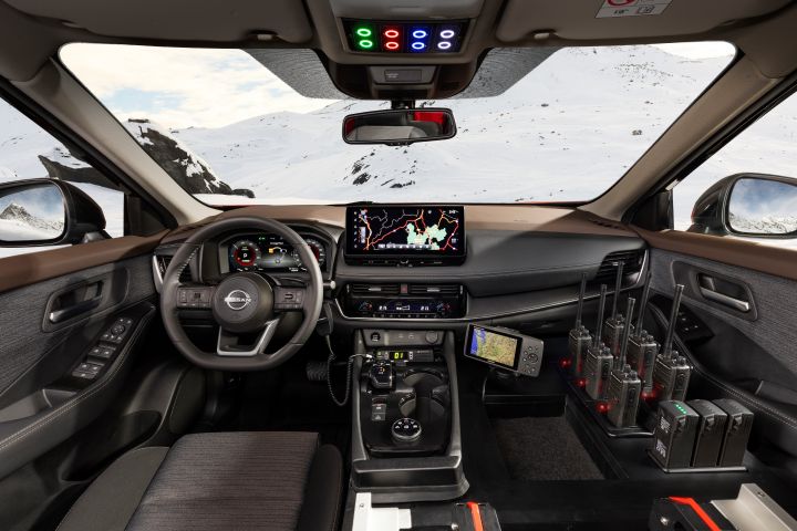 Front interior console of Nissan X‑Trail Mountain Rescue