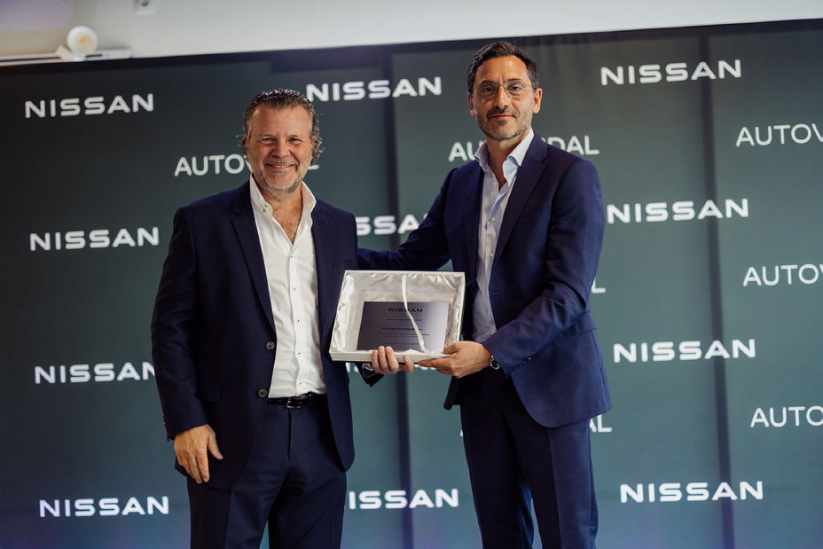 El Ceo de Nissan entrega la placa conmemorativa al gerente de Autovidal