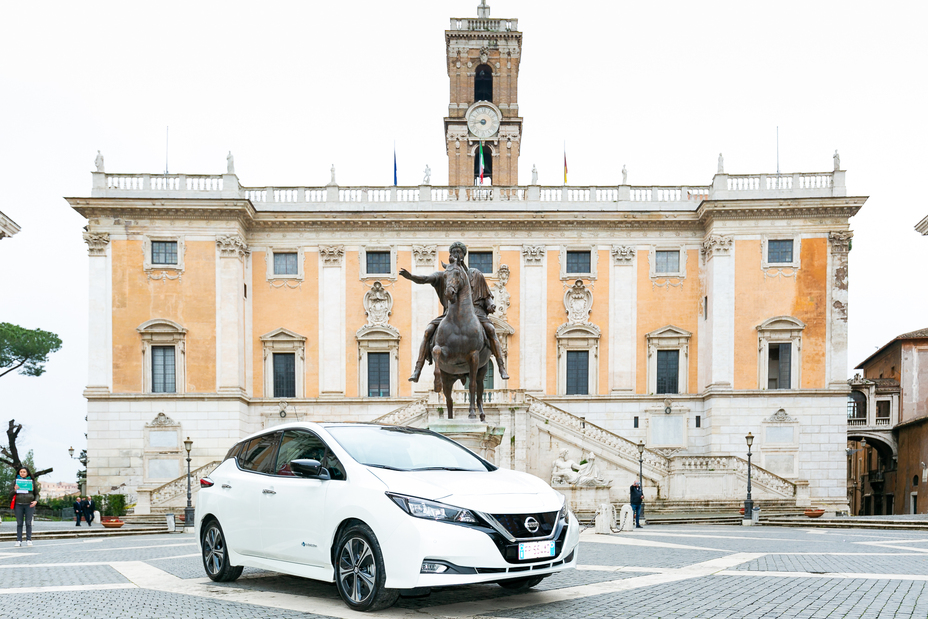 Nissan: la nuova LEAF e il van e-NV200 100% elettrici a servizio di Roma Capitale