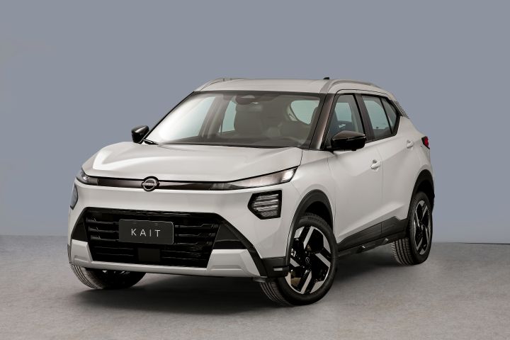 Nissan Kait branco visto de ¾ de frente com fundo cinza