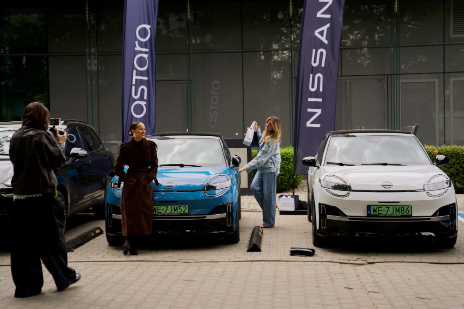 Dwa elektryczne samochody Nissan Micra prezentowane przed wejściem do DESA Unicum podczas wydarzenia Art of Longevity.