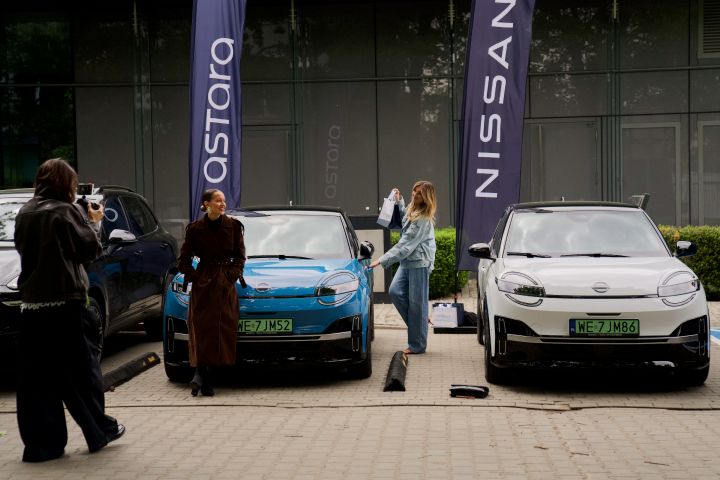 Dwa elektryczne samochody Nissan Micra prezentowane przed wejściem do DESA Unicum podczas wydarzenia Art of Longevity.