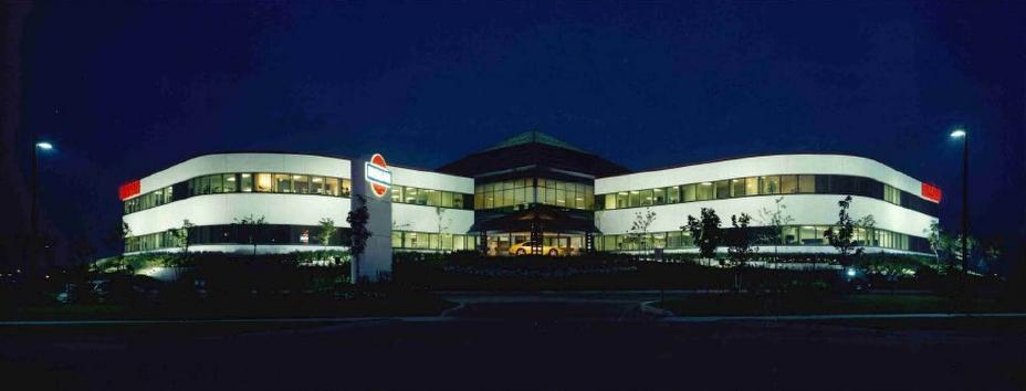 Une vieille image du bâtiment de Nissan Canada Inc. la nuit à Mississauga, en Ontario