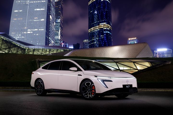 The all-new Dongfeng Nissan N7 sedan out in the city at night