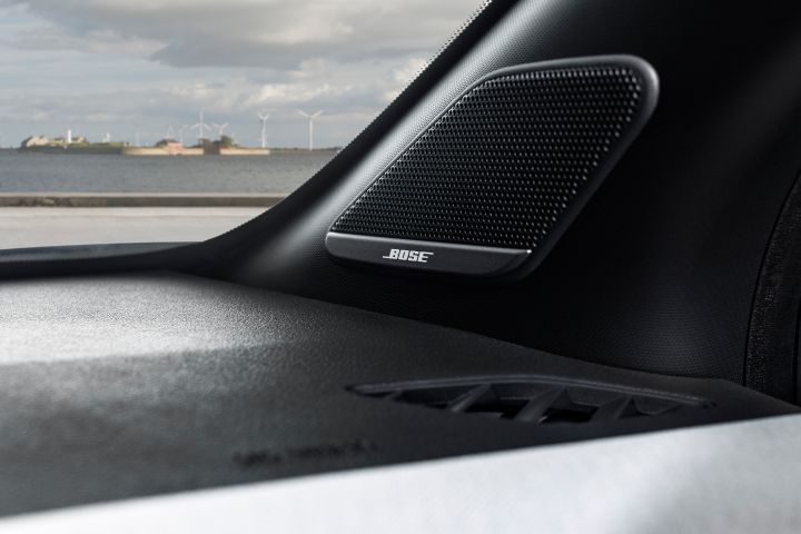 Bose Lautsprecher in der A-Säule des neuen Nissan LEAF, durch den Ausschnitt der Frontscheibe sieht man aufs Meer