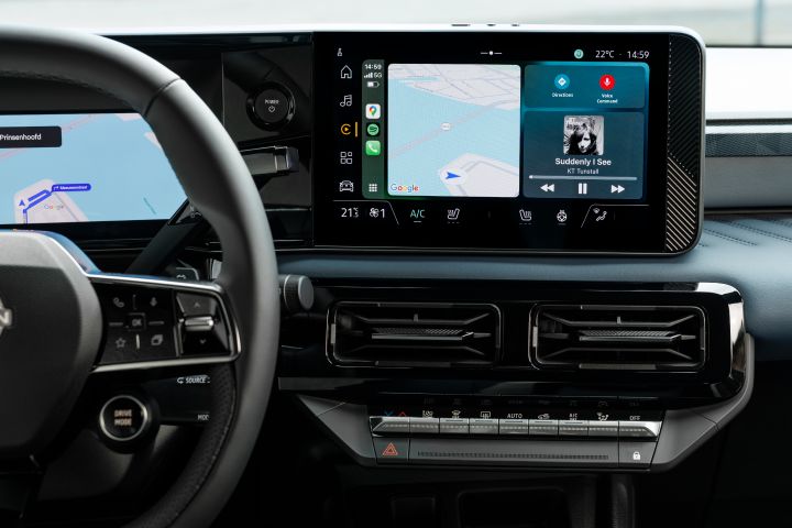 Infotainmentbildschirm im Interieur des Nissan Micra mit Navigations- und Musikplayeransicht