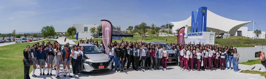 Imagen de grupo de mujeres en área verde, dos vehículos Nissan