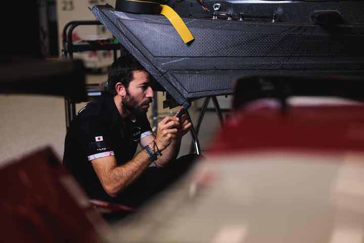Ein Ingenieur arbeitet am Nissan Formel E Rennboliden