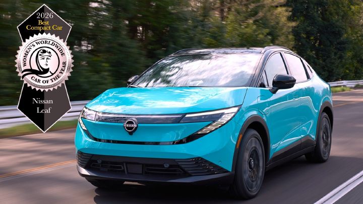 Novo Nissan Leaf na cor azul andando em uma estrada. No canto superior esquerdo está o selo da premiação