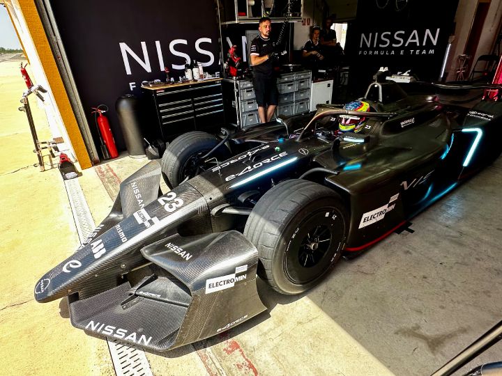 Oliver Rowland sitzt im GEN4-Rennwagen des Nissan Formula E Teams in der Box