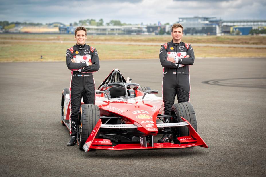 Sacha Fenestraz y Oliver Rowland a un lado de un carro deportivo