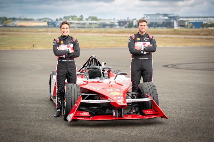 Sacha Fenestraz y Oliver Rowland a un lado de un carro deportivo