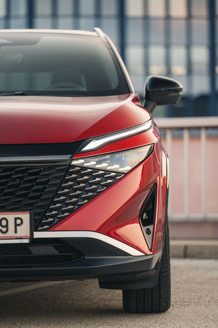 Detailansicht der Front des Nissan Qashqai in Fuji Sunset Red